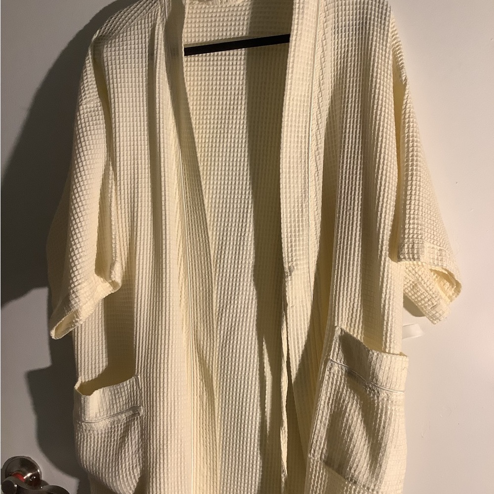 Cream color comfortable bathrobe with belt, fit a small and medium. Unisex